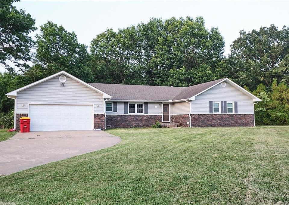 1st image of 1106 Village Dr