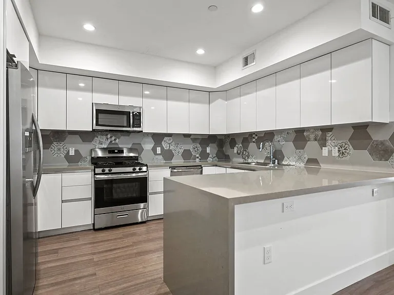 Spacious Kitchen with Breakfast Bar