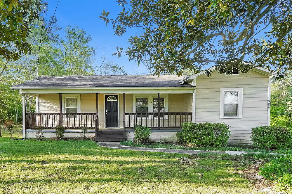 4 bed, 1.0 bath, 1230 sqft, $1,385 — Photo 1