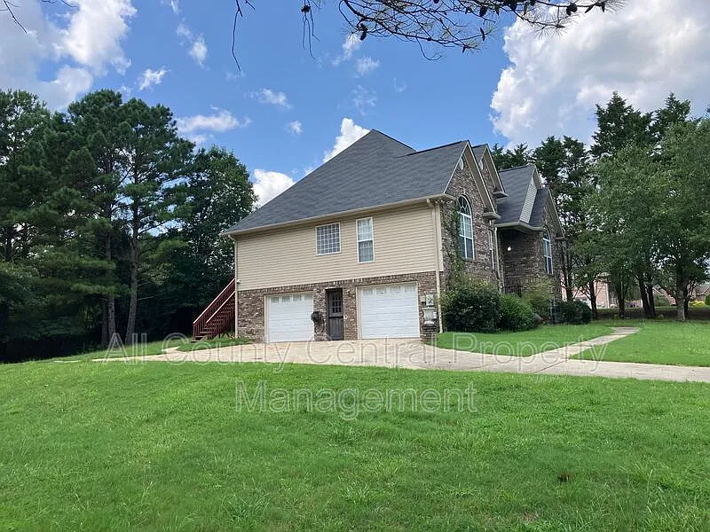 4 bed, 3.0 bath, 2433 sqft, $2,495 — Photo 2