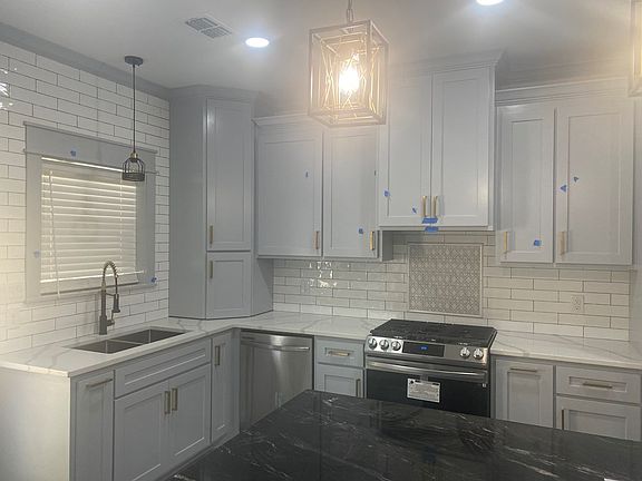 4th image of 2929 Hudson St