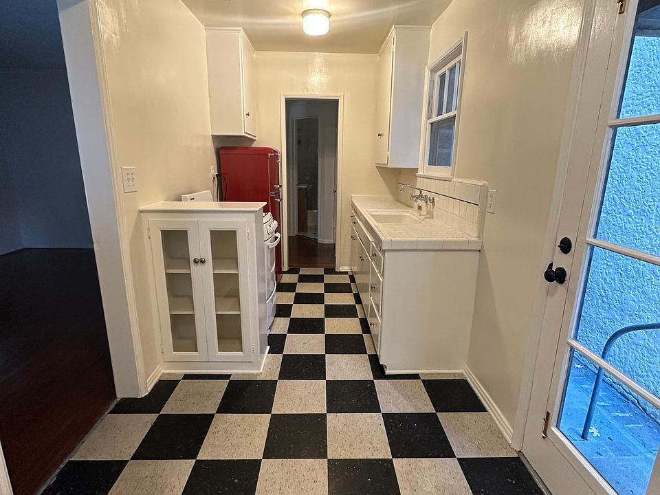 1st image of 2580 N Beachwood Dr