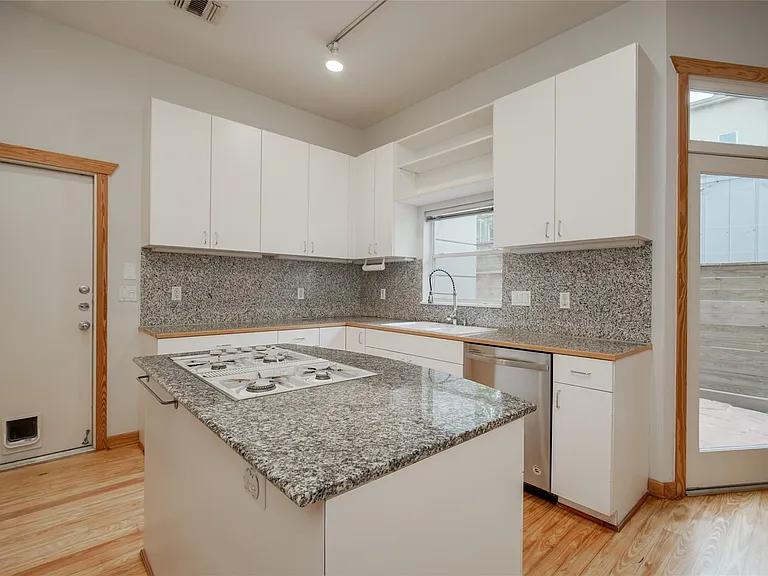 5425 Dickson St — Photo 5