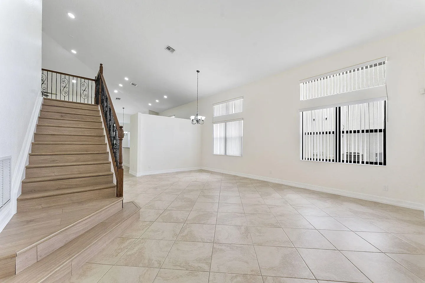 5 bed, 3379 sqft, $4,900 — Photo 4