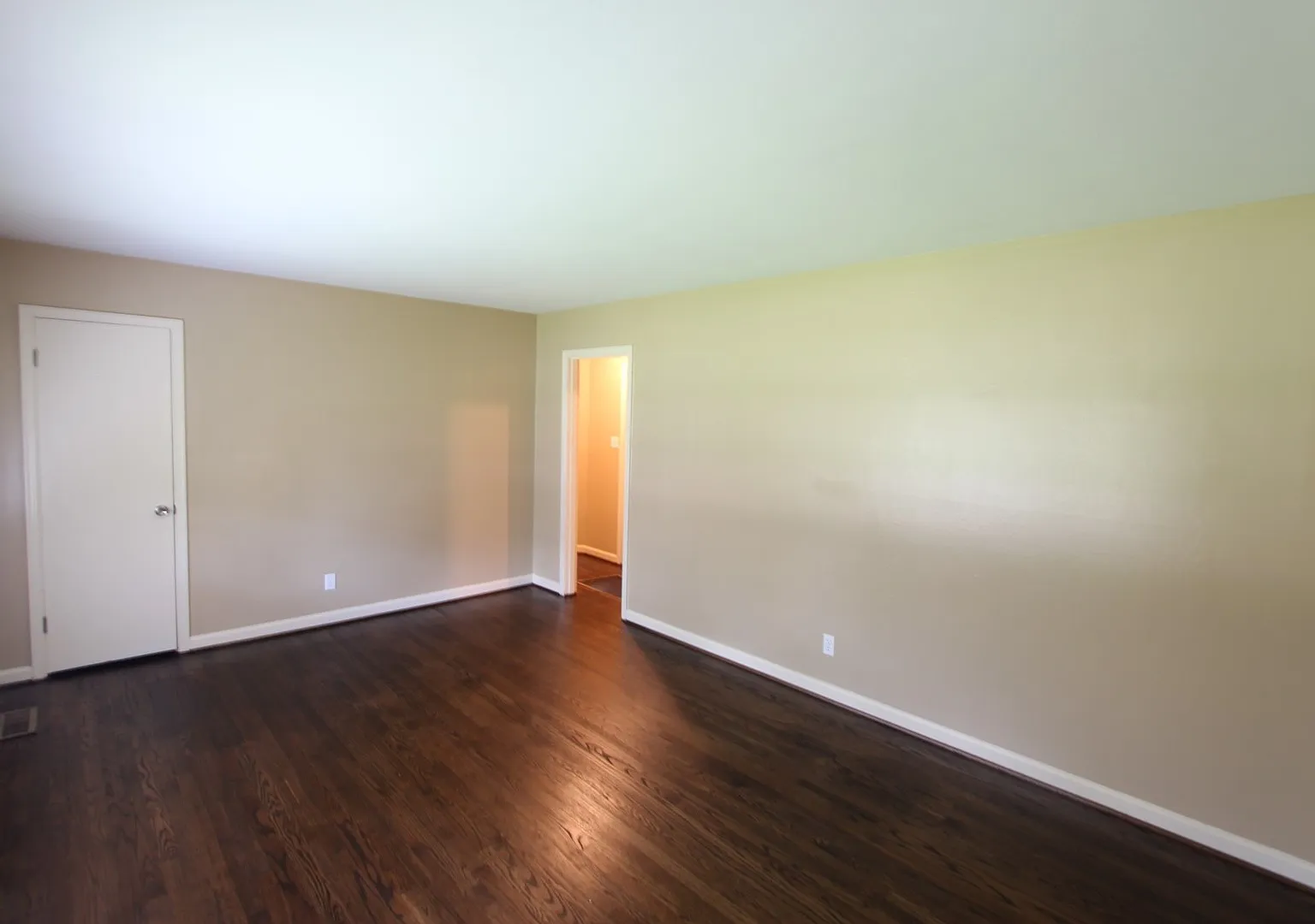 New On The Market With Great Features! Large 3 Bedroom Plus Den!! — Photo 2