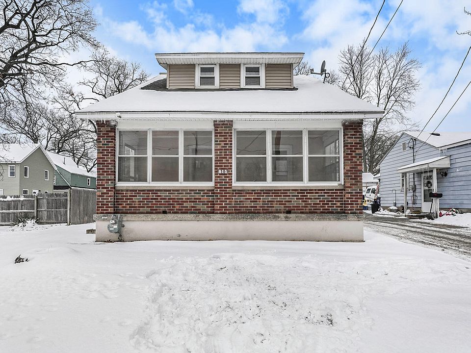 1st image of 815 Fuller Ave NE