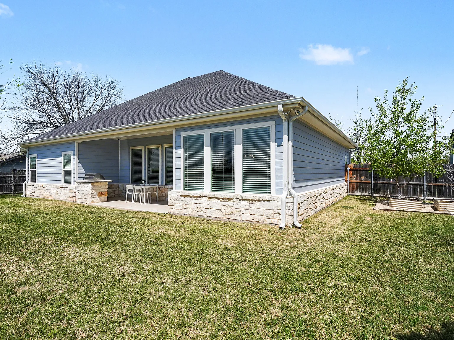 3 bed, 1711 sqft, $2,450 — Photo 3