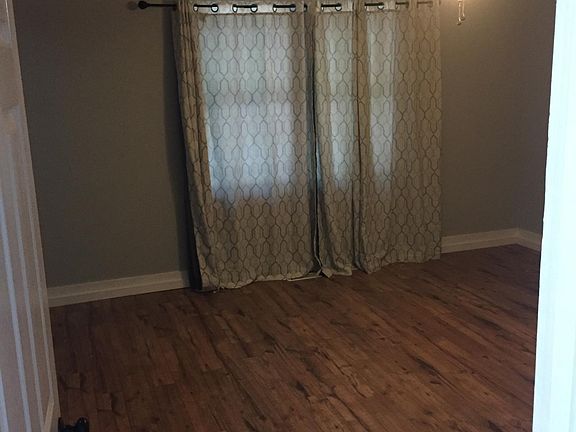 3rd image of 105 E Baywood Ln