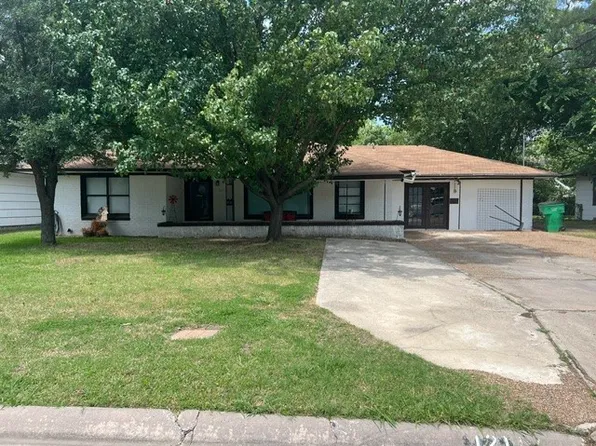 1211 Belmont St, Gainesville, TX 76240