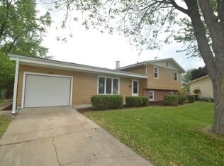 556 Cherokee Ct, Carol Stream, IL 60188