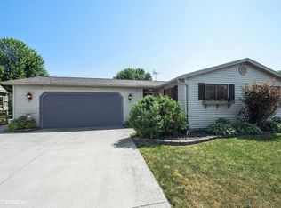 325 Birch Tree Ave, Cedar Grove, WI 53013