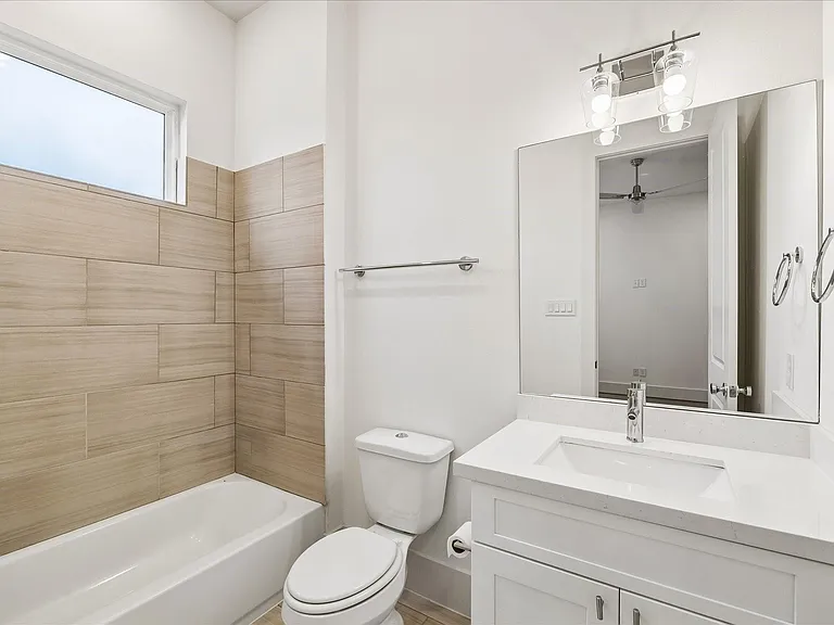 1222 W 21st St — Photo 16