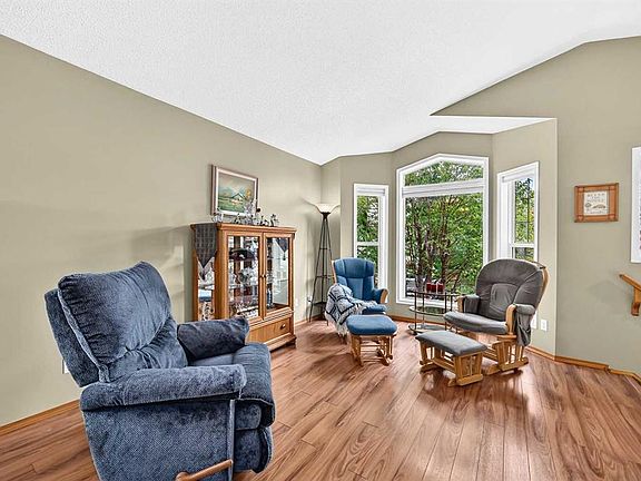 5th image of 27 S Erin Meadow Cres SE