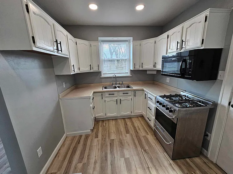 2401 Burnside Ave — Photo 14