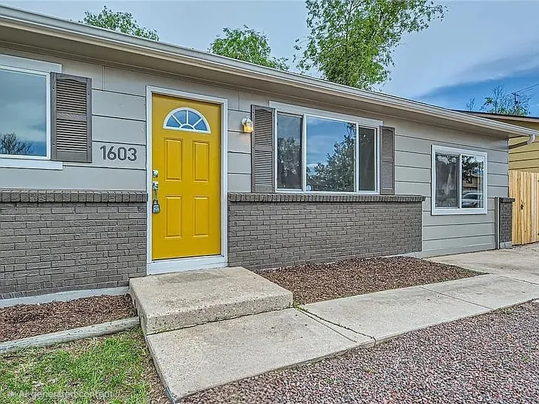 1603 Carmel Dr — Photo 2