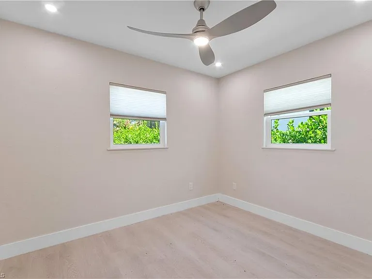 2685 Van Buren Ave — Photo 10