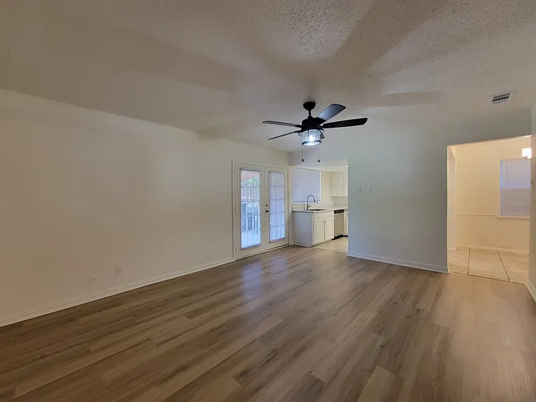 2013 Victoria Dr — Photo 2