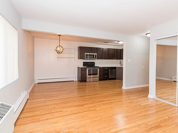 3rd image of 520 W Melrose St APT 4D