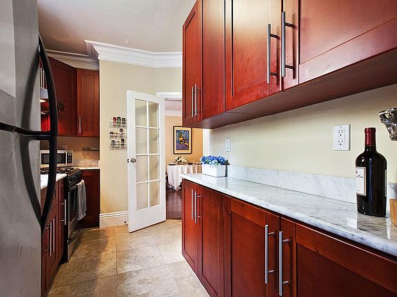 5th image of 543 Oak St APT 1