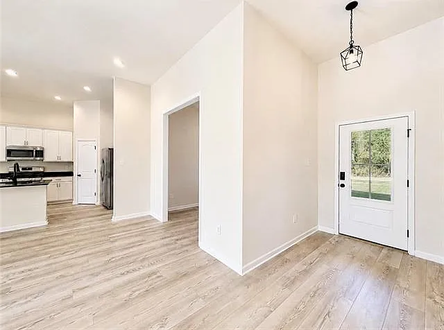 3 bed, 2.0 bath, 1844 sqft, $2,000 — Photo 2