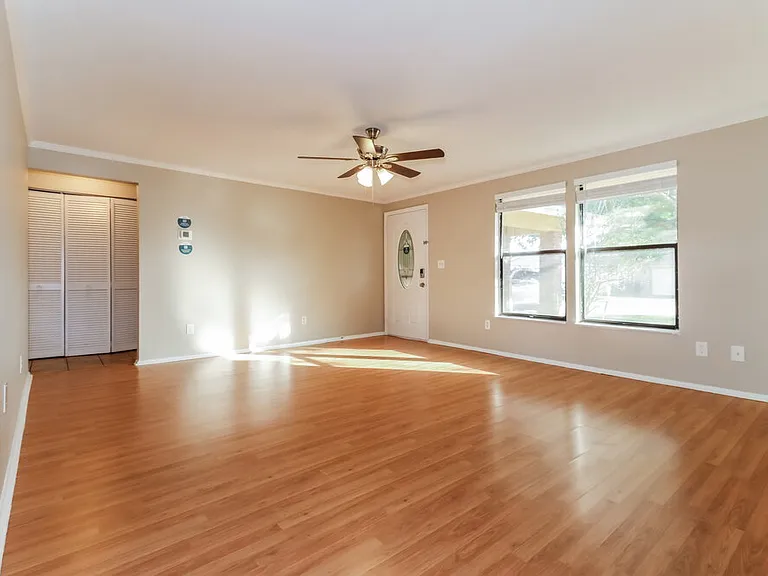 7801 Glencoe Dr — Photo 3