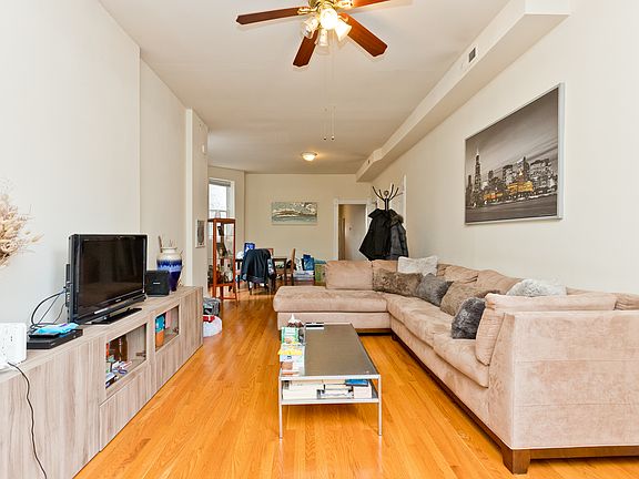 4th image of 1471 W Erie St #2