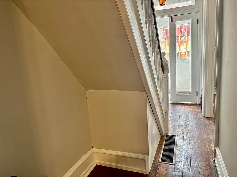 2503 Carpenter St — Photo 3