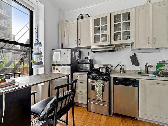 3rd image of 201 E 82nd St APT 2e