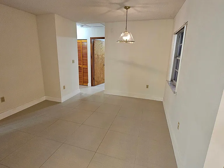 5431 SW 143rd Ave — Photo 3