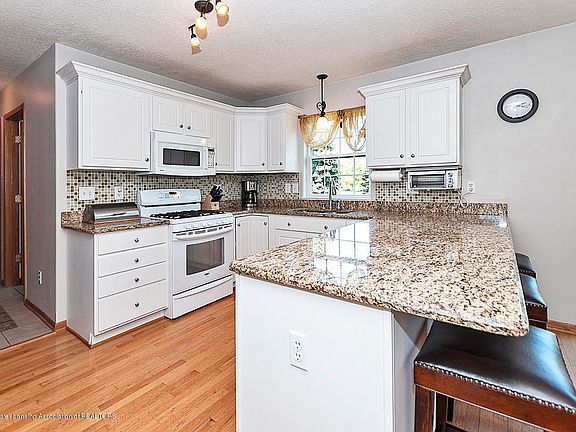 3560 Observatory Lane Updated Kitchen
