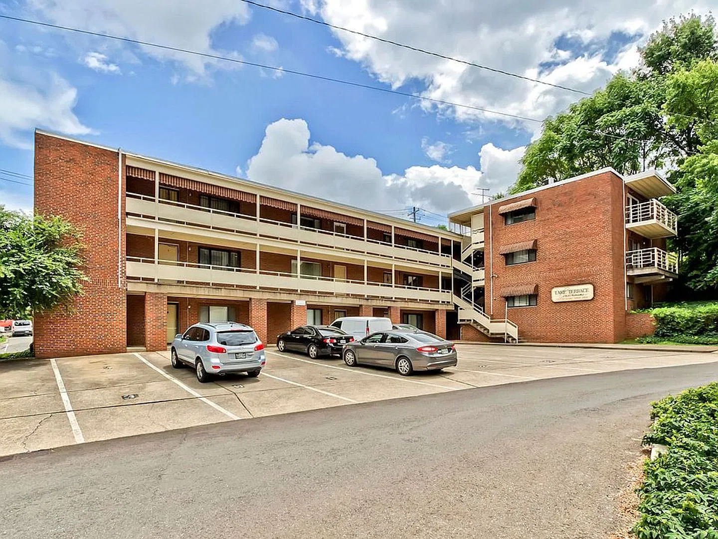 Great location for $1800/month - 2bd/1ba with TWO assigned parking spaces (tandem spaces) — Photo 1