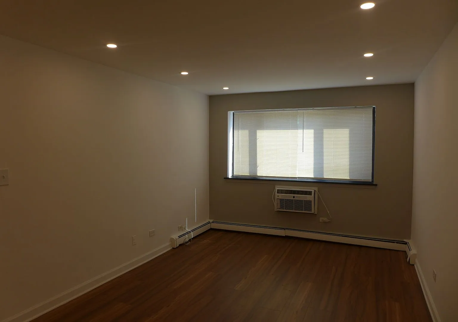 Foster Beach Apartments — Photo 3
