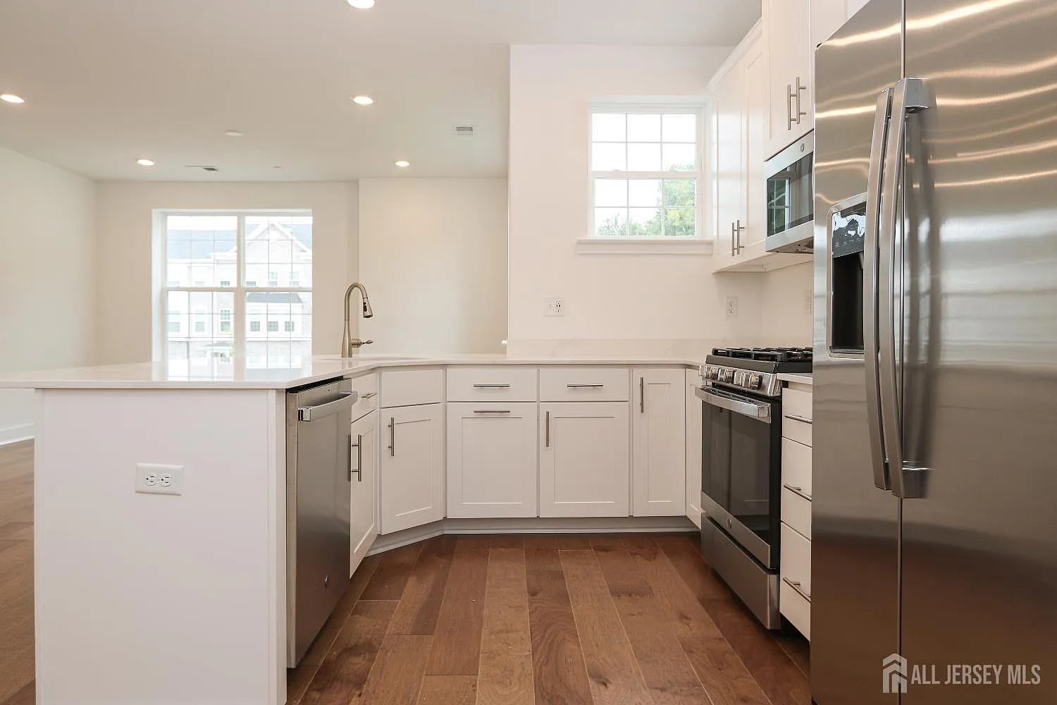 3 bed, 2.5 bath, $4,100 — Photo 4