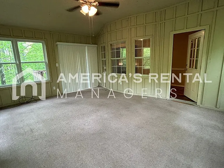 211 Winterberry Ln — Photo 12