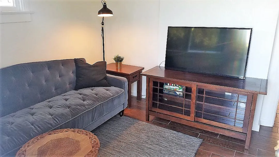 Granada Avenue - 3 - (2853 Hawthorn) — Photo 2