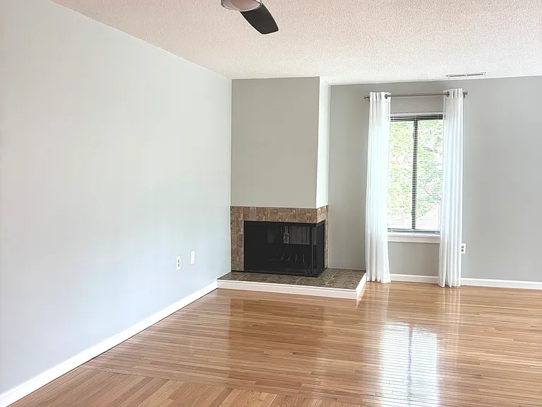 19 Greenbriar Dr — Photo 9