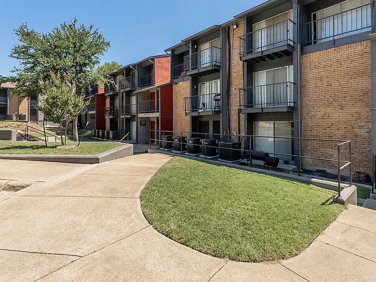 South Crest Apartments: All Bills Paid -Dazzling Dallas Apartments in Quiet Area! — Photo 50