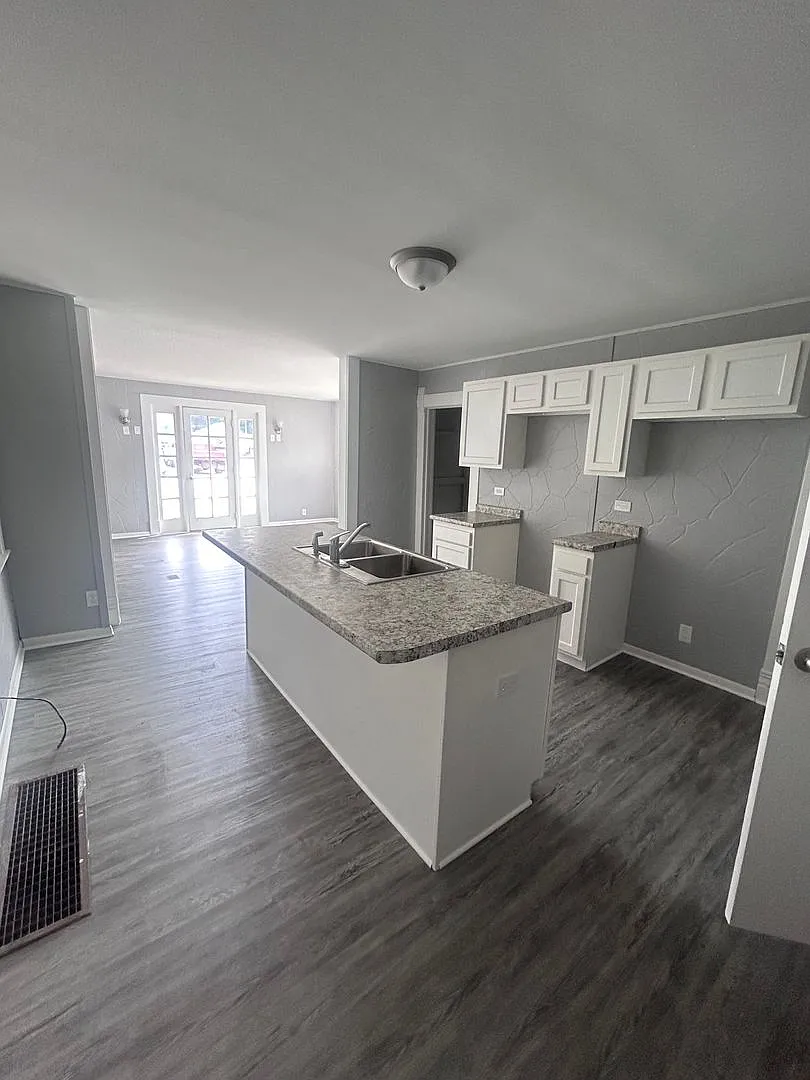 818 W Broadway Street — Photo 3