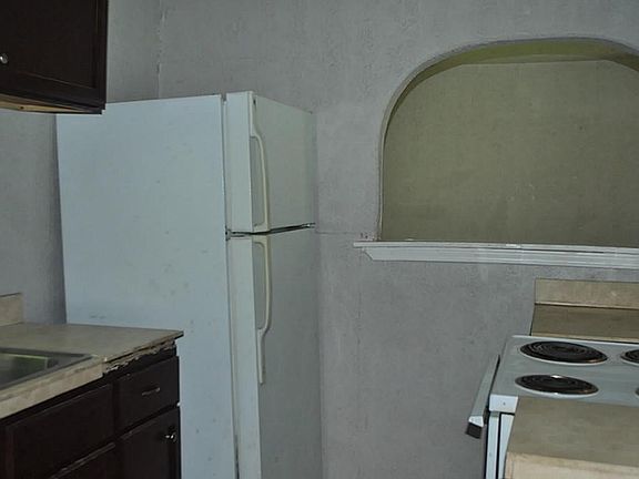 3rd image of 4425 Davenport St