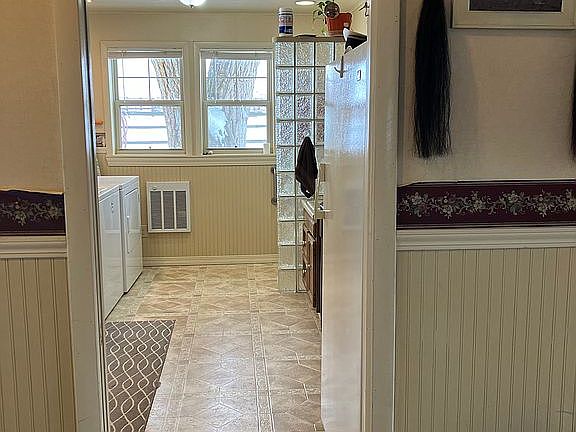 laundry/mud room 1/2 bath