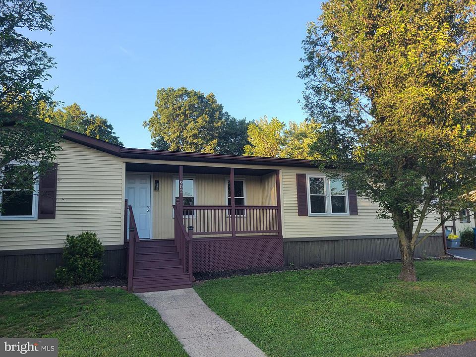 1st image of 902 Lakeview Dr