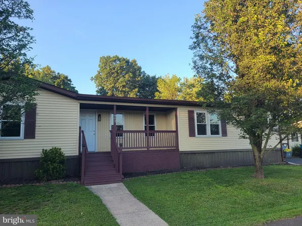 902 Lakeview Dr, Green Lane, PA 18054