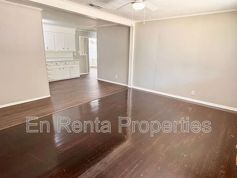 3 bed, 1.0 bath, 1252 sqft, $1,795 — Photo 3