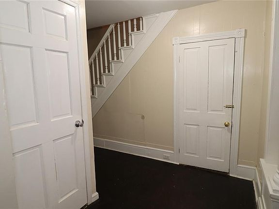 4th image of 215 W Coal St