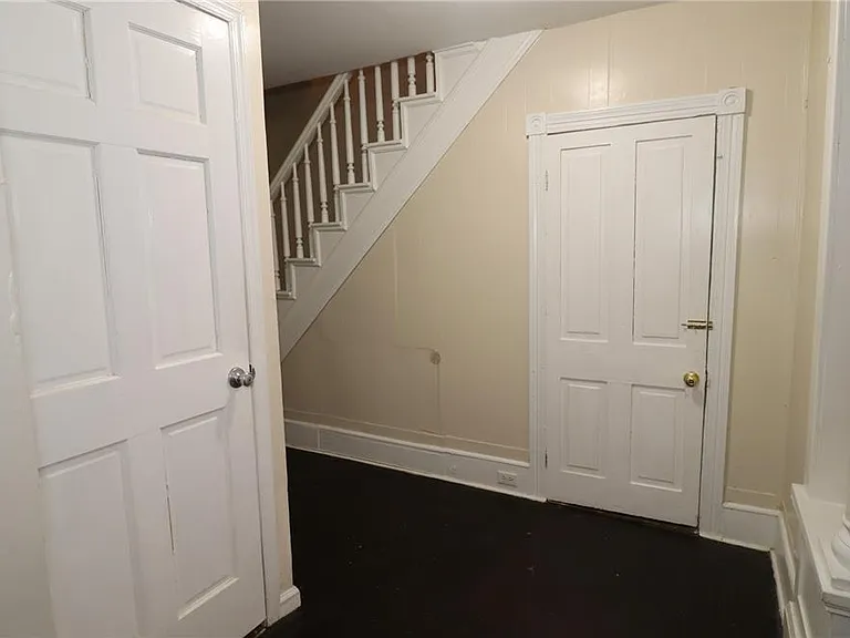 215 W Coal St — Photo 4
