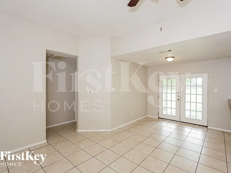 1000 High Crest Dr — Photo 4