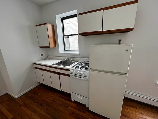 Rented by Salon Realty Corp | media 10