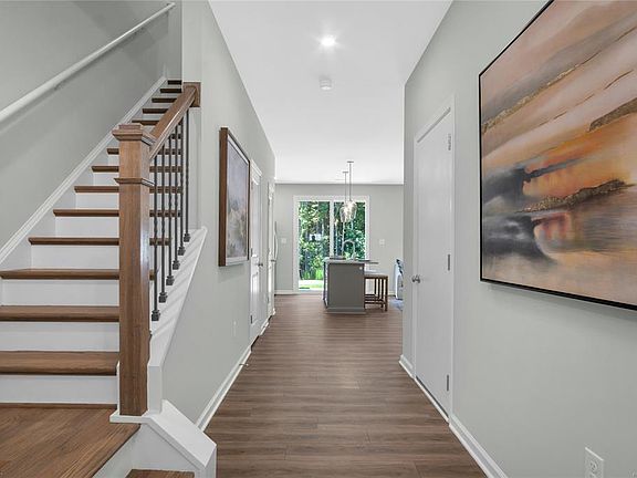 3rd image of 320 Linda Ln