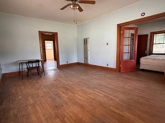 4th image of 1005 Center St