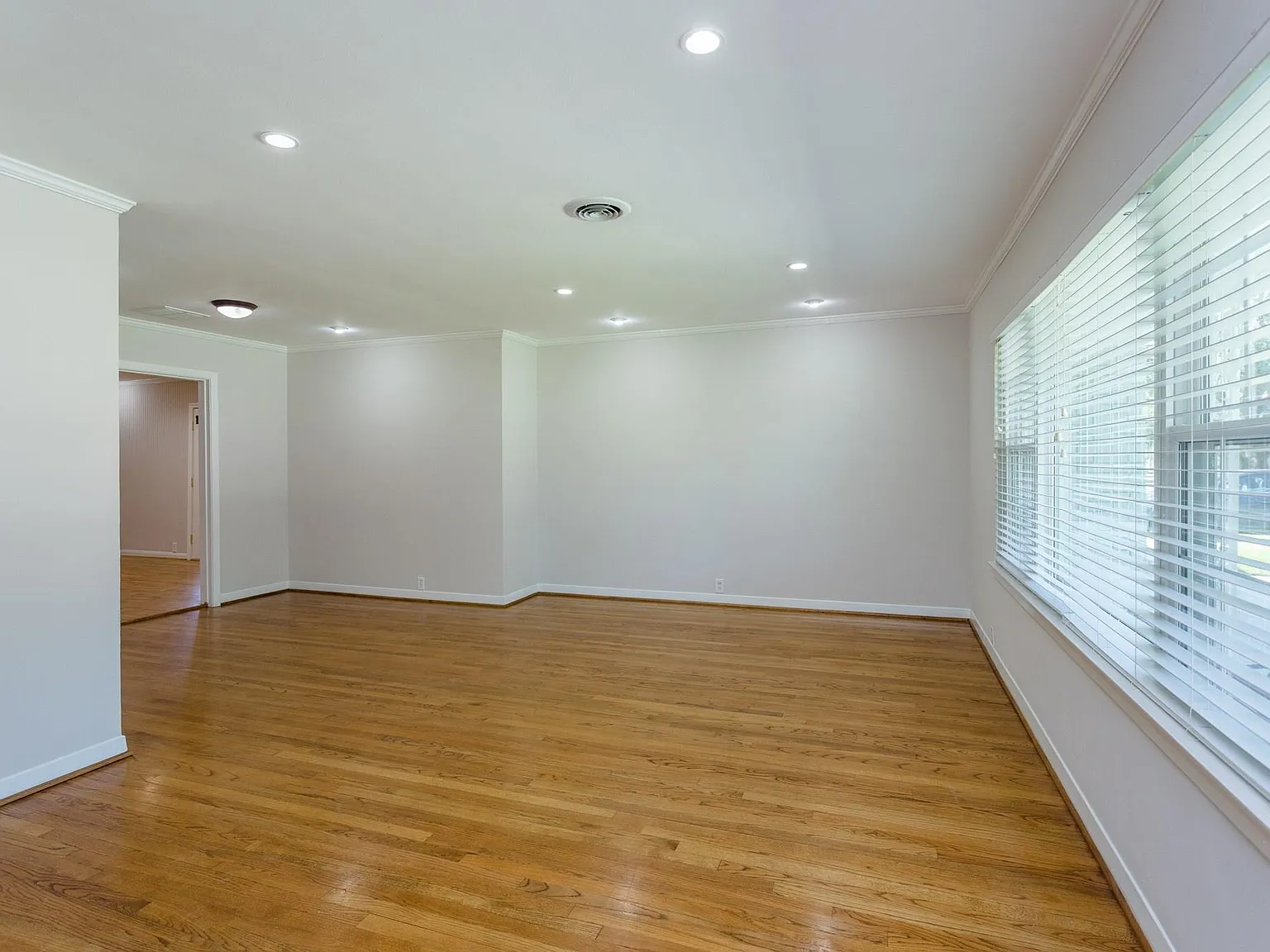 4 bed, 3.0 bath, 2441 sqft, $3,200 — Photo 3